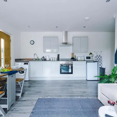 Greenstay Formby Village: Cozy 2-Bedroom with Free Parking Exterior photo