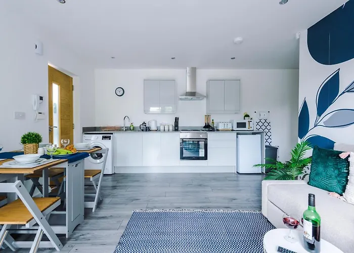 Luxury 2 Bedroom Apartment With Free Parking In Formby Village By Greenstay Serviced Accommodation - Perfect For Couples, Friends & Families & Business Travellers - Dog Friendly - 6